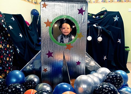 Dziecko siedzi w rakiecie