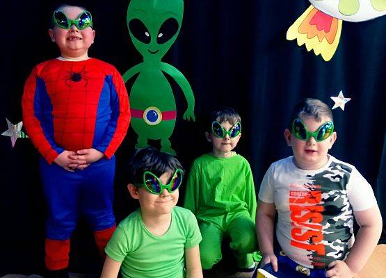 Przebrane przedszkolaczki w kosmicznych  kreacjach