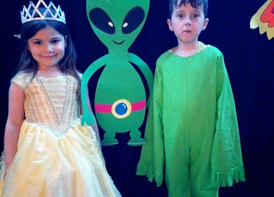 Przebrane przedszkolaczki w kosmicznych  kreacjach