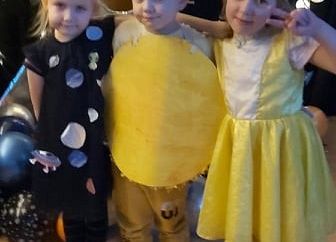 Przebrane przedszkolaczki w kosmicznych  kreacjach