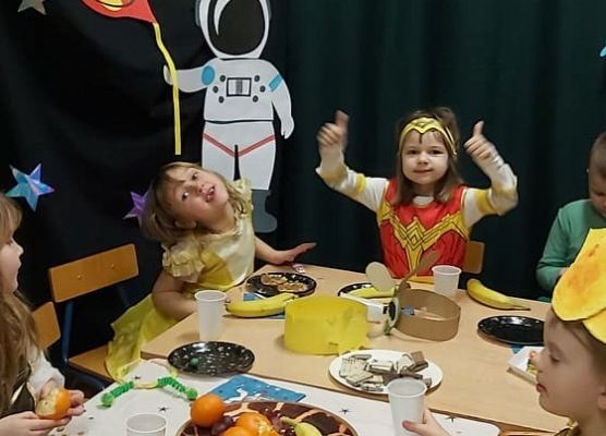 Dzieci siedzą przy stoliku