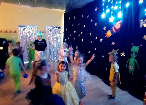 Dzieci tańczą na balu