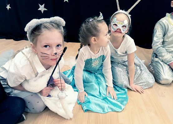 Przebrane przedszkolaczki w kosmicznych  kreacjach