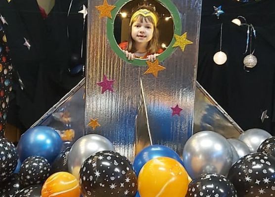 Dziecko siedzi w rakiecie