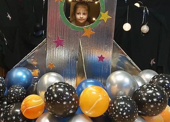 Dziecko siedzi w rakiecie