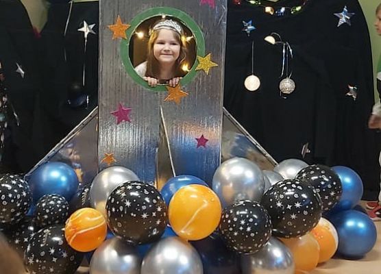 Dziecko siedzi w rakiecie