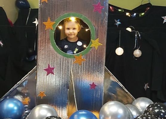 Dziecko siedzi w rakiecie