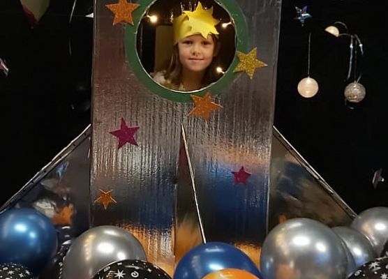 Dziecko siedzi w rakiecie