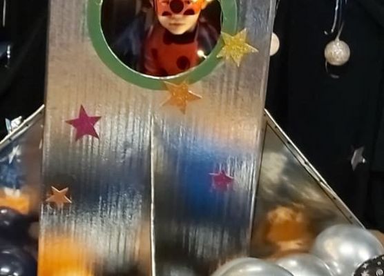 Dziecko siedzi w rakiecie