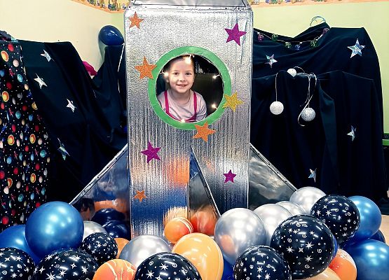 Dziecko siedzi w rakiecie