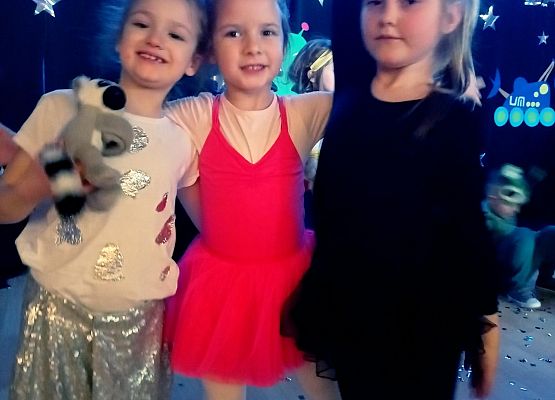 Przebrane przedszkolaczki w kosmicznych  kreacjach