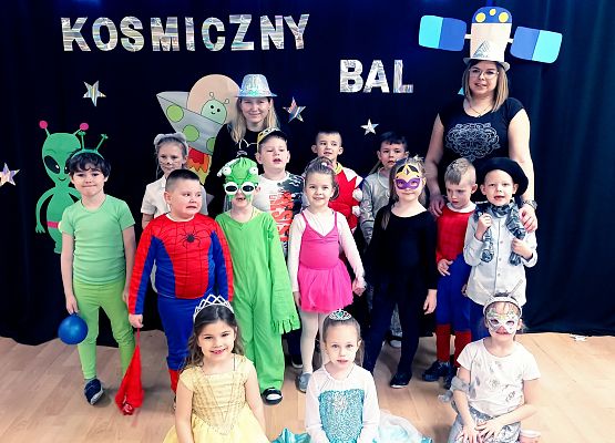 Przedszkolaki z paniami na kosmicznym balu