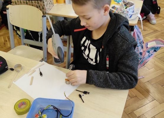 Uczeń składa elementy robota