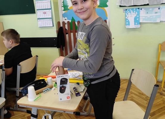 Uczeń składa elementy robota