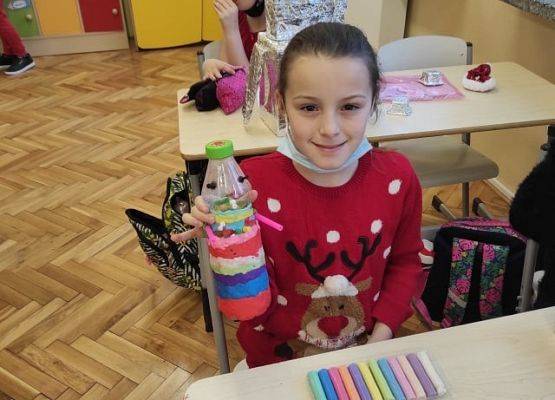 Uczennica prezentuje robota