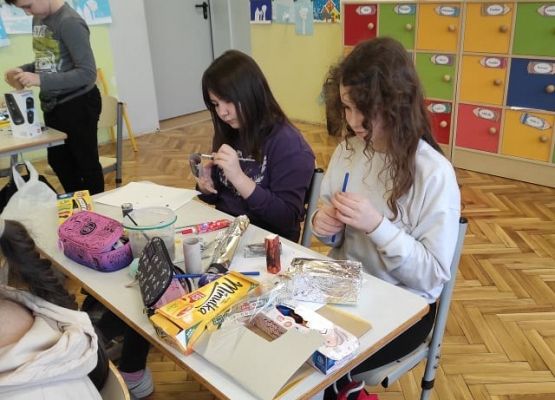 Uczennice malują elementy robota