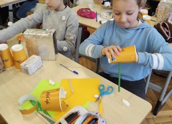 Uczennica tworzy robota