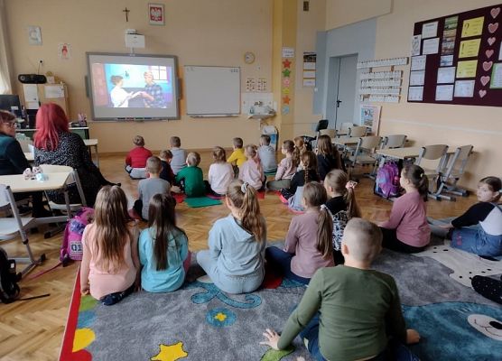 Uczniowie oglądają spektakl
