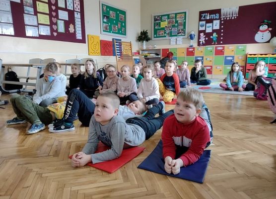 Uczniowie oglądają spektakl