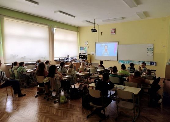 Uczniowie oglądają spektakl