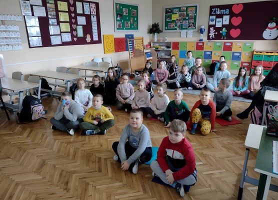 Uczniowie oglądają spektakl