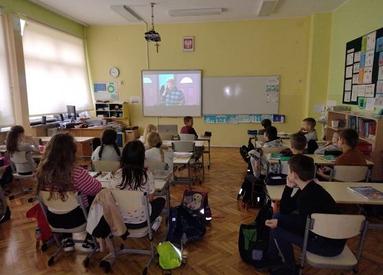 Uczniowie oglądają spektakl