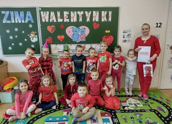 Grupowe zdjęcie walentynkowe grupy przedszkolnej