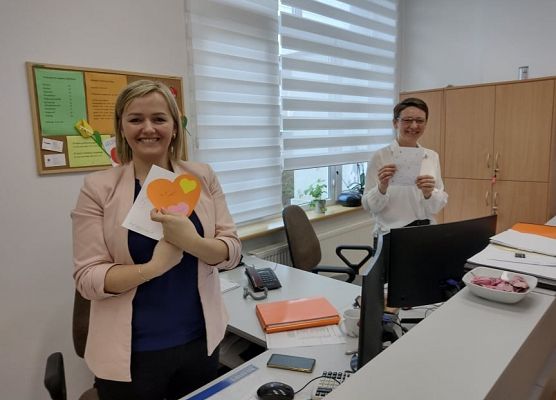 Panie z księgowości  obdarowane walentynkami