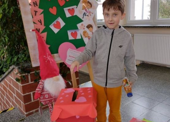 Uczeń wrzuca kartki do skrzynki