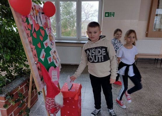 Uczeń wrzuca kartki do skrzynki