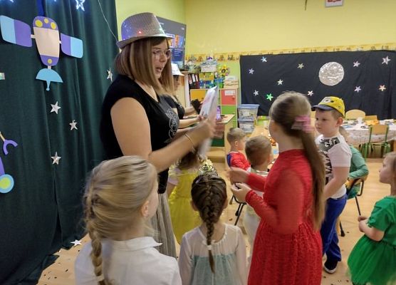 Uczennica wręcza nauczycielce kopertę z walentynkami