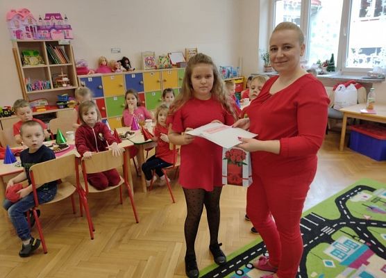 Uczennica wręcza nauczycielce kopertę z walentynkami