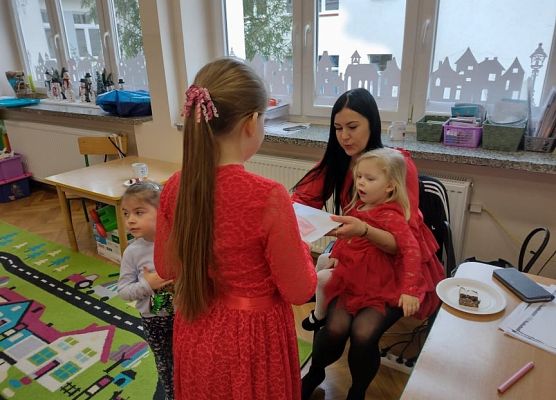 Uczennica wręcza nauczycielce kopertę z walentynkami