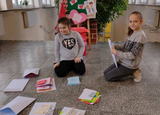 Uczennice segregują walentynki