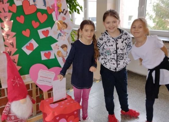 Uczennice wrzucają kartki do skrzynki