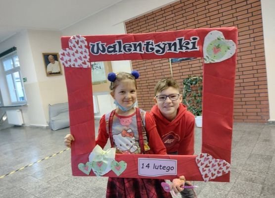 Uczniowie w ramce walentynkowej