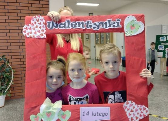 Uczniowie w ramce walentynkowej
