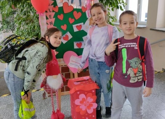 Uczniowie wrzucają walentynkowe kartki do skrzynki