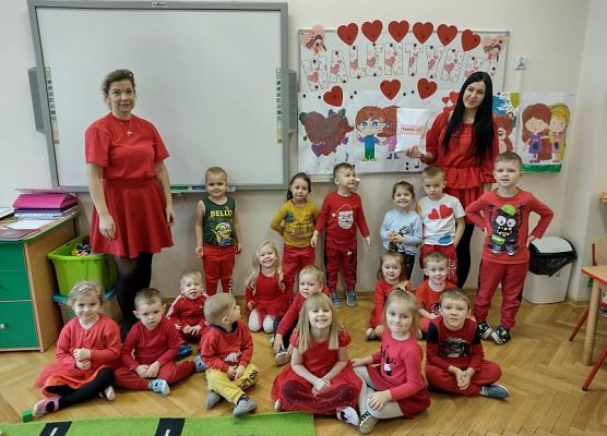 Grupowe zdjęcie walentynkowe grupy przedszkolnej