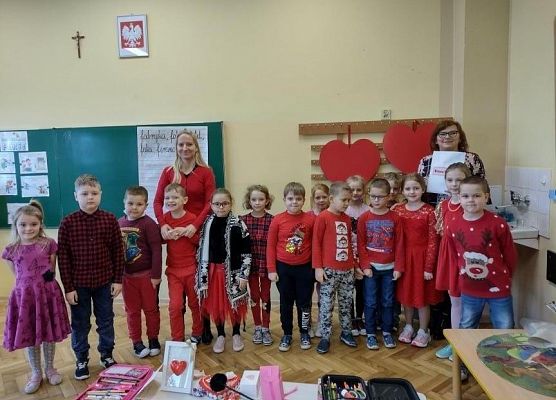 Grupowe zdjęcie walentynkowe klasy pierwszej