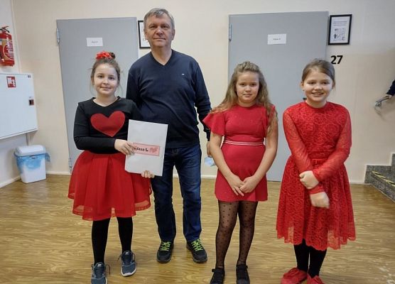 Wychowawca klasy czwartej i uczennice z kopertą z walentynkami