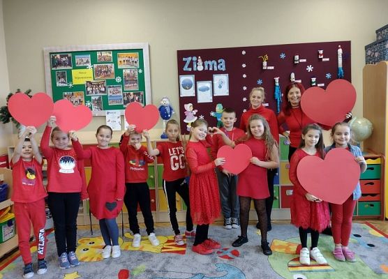 Grupowe zdjęcie walentynkowe klasy drugiej