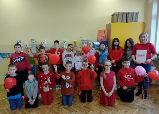 Grupowe zdjęcie walentynkowe klasy trzeciej