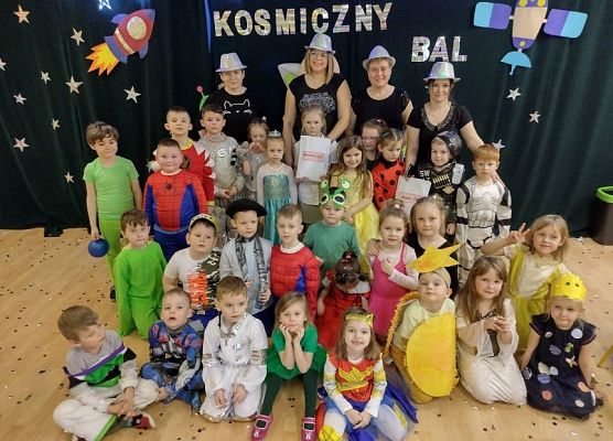 Grupowe zdjęcie walentynkowe grupy przedszkolnej