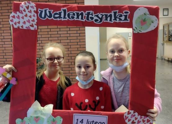 Uczniowie w ramce walentynkowej