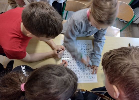 Uczniowie wykonują zadanie