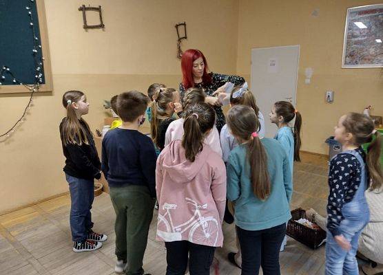 Nauczycielka czyta wskazówkę