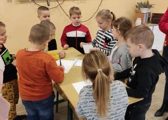 Uczniowie odczytują zadania do wykonania