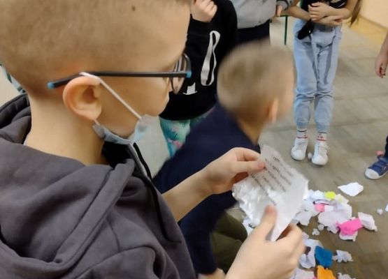 Uczeń odczytuje wskazówki