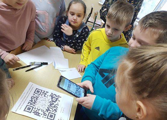 Uczeń skanuje kod Qr